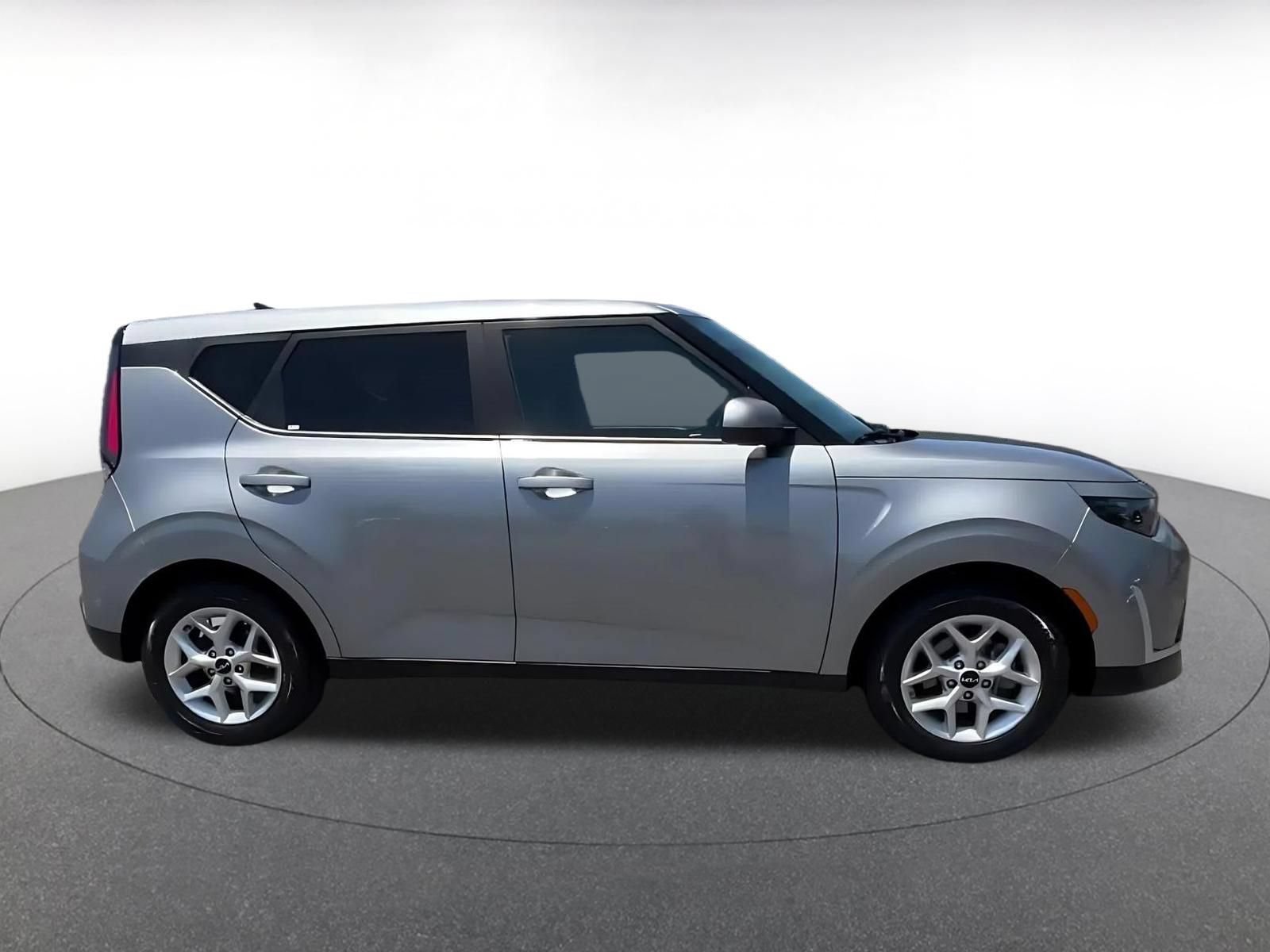 Used 2025 Kia Soul LX w/ LX Technology Package FWD image 16