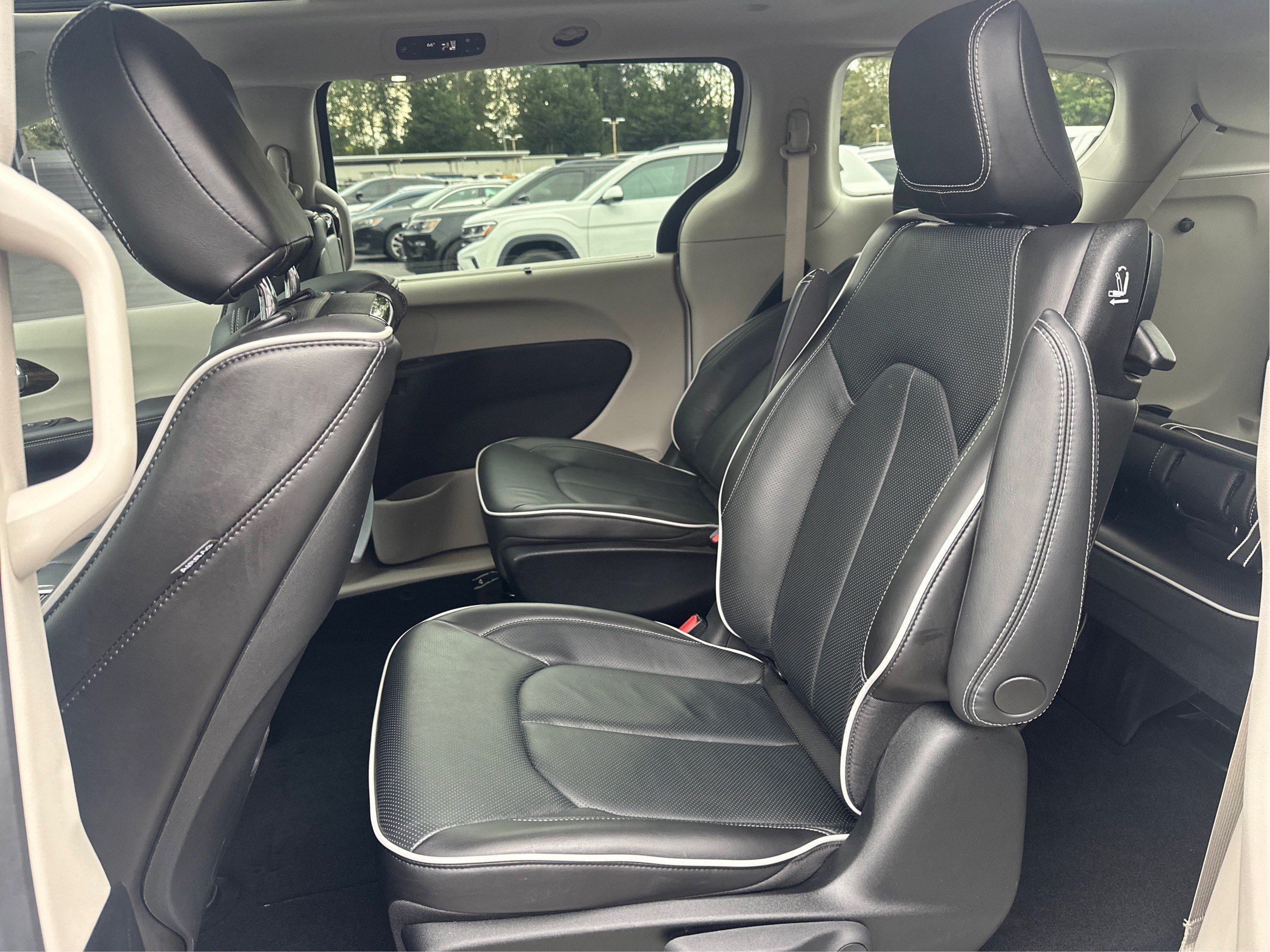 Used 2023 Chrysler Pacifica Limited w/ Uconnect Theater Family Group FWD image 10