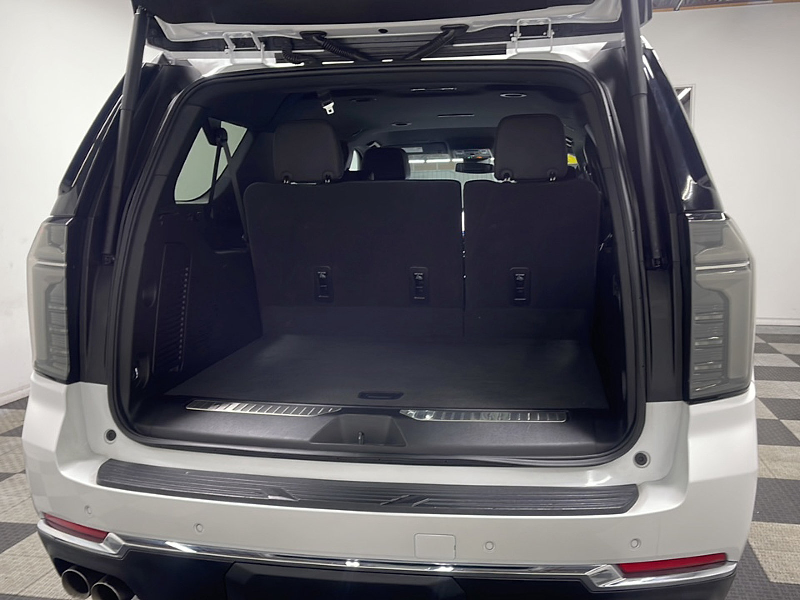 Used 2025 Chevrolet Suburban Premier AWD/4WD image 18