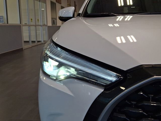 Used 2023 Toyota Corolla Cross XLE image 11