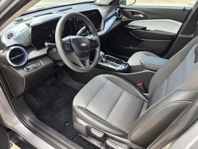 Used 2025 Chevrolet Trax LT FWD image 3