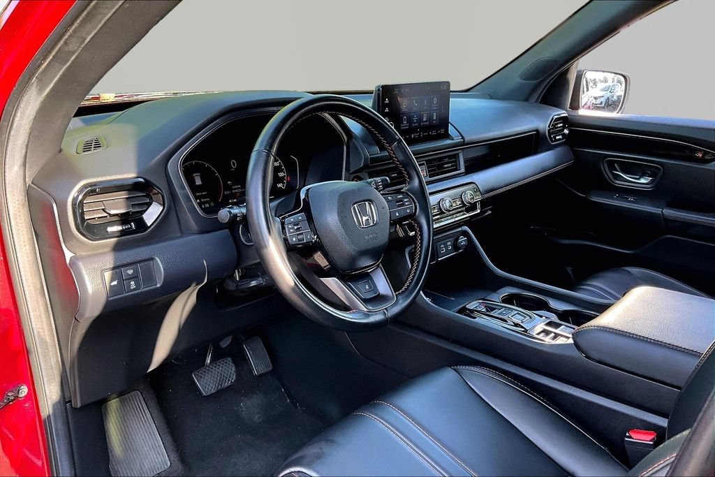 Used 2025 Honda Pilot TrailSport image 14