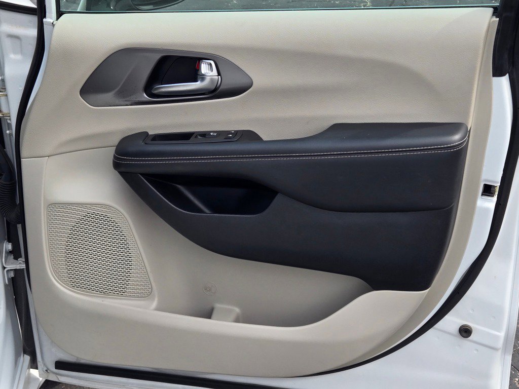 Used 2024 Chrysler Pacifica Touring-L FWD image 6