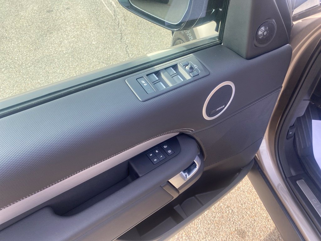 Used 2025 Land Rover Discovery Dynamic SE AWD/4WD image 10