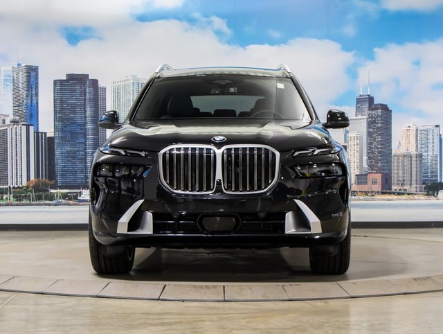 Used 2025 BMW X7 xDrive40i w/ Premium Package image 3