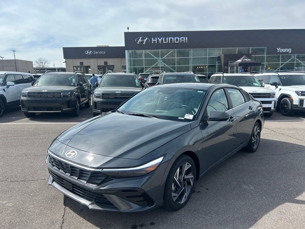 Used 2025 Hyundai Elantra Limited image 1