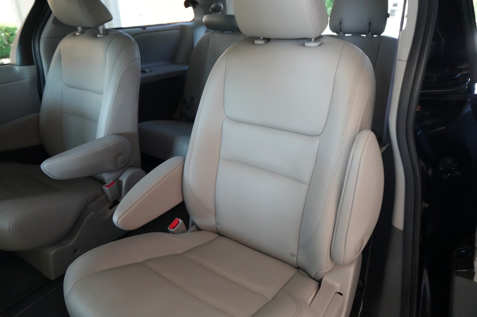 Used 2020 Toyota Sienna XLE Premium AWD/4WD image 32
