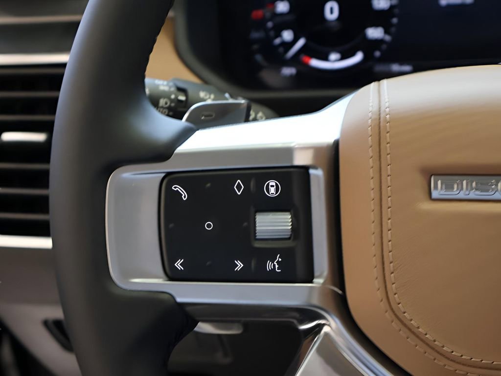 Certified 2025 Land Rover Discovery Metropolitan Edition image 63