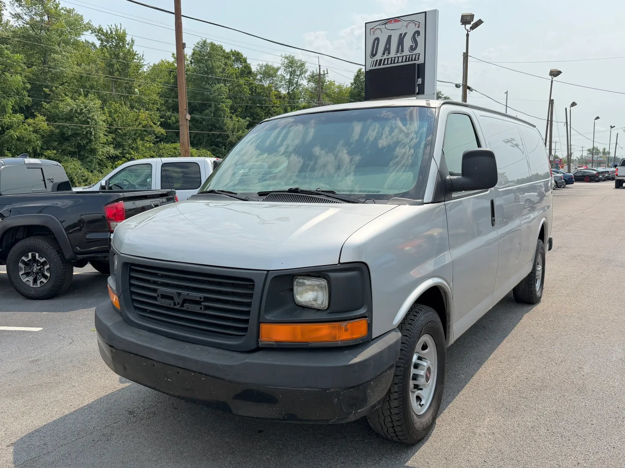 Used 2016 GMC Savana 2500 RWD image 2
