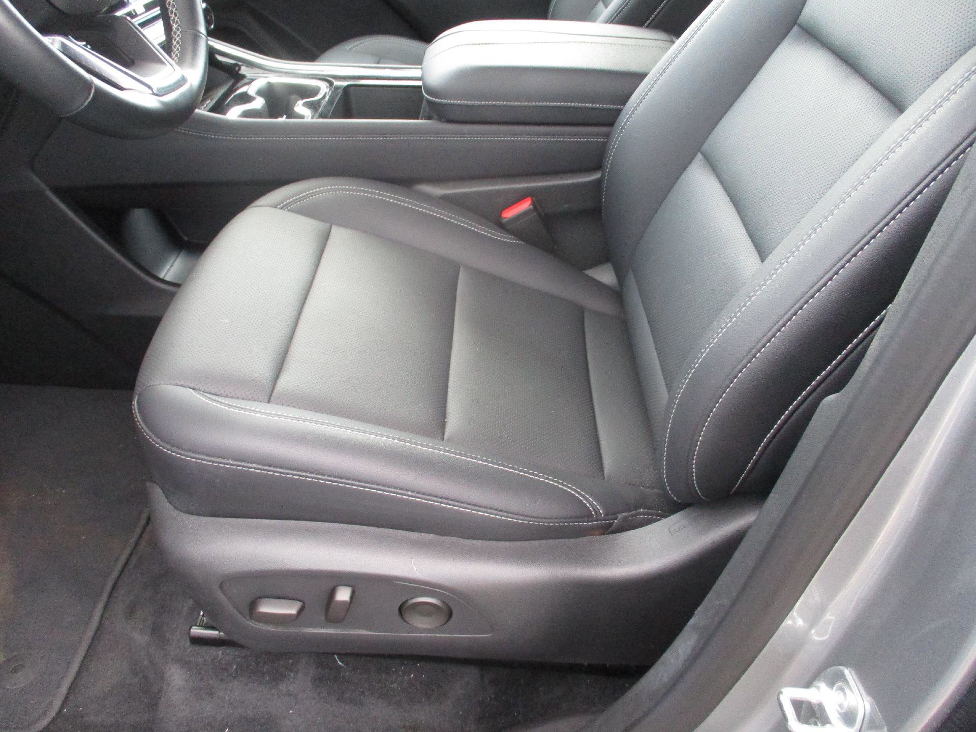 Used 2025 Chevrolet Traverse LT image 10