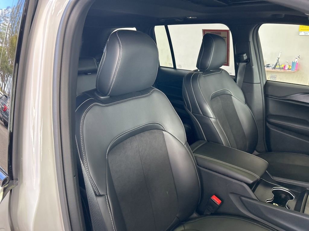 Used 2025 Jeep Grand Cherokee Altitude RWD image 22