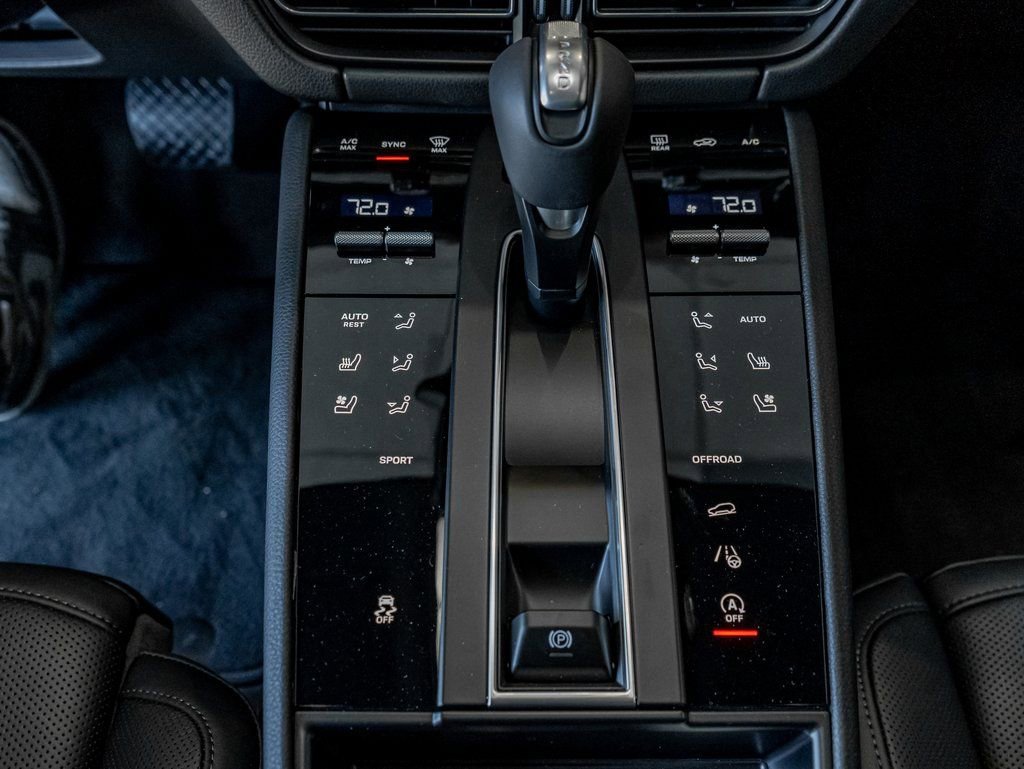 Certified 2025 Porsche Macan AWD/4WD image 16