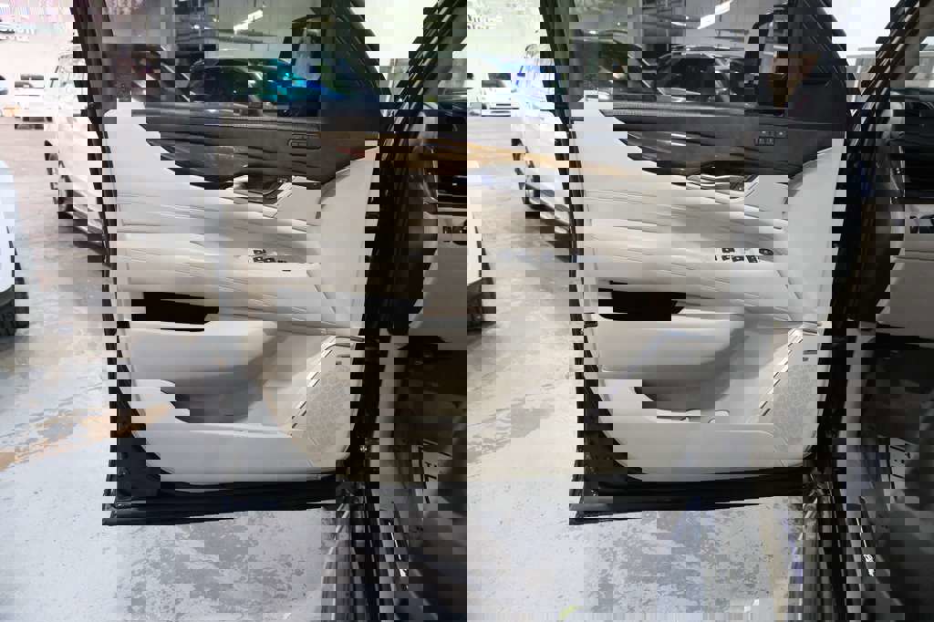 Used 2019 Cadillac Escalade ESV Luxury image 18