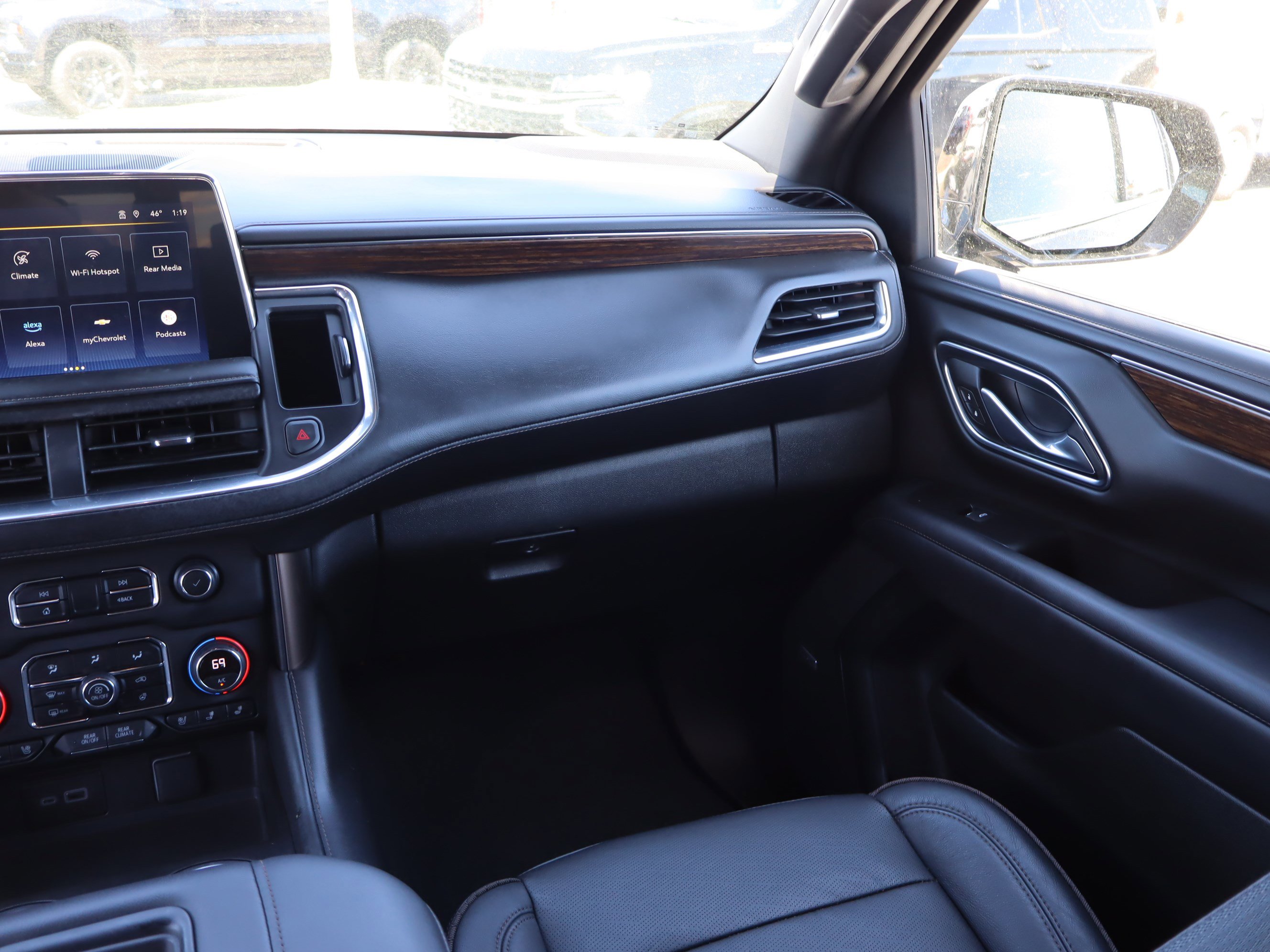 Used 2024 Chevrolet Suburban High Country w/ Advanced Technology Package AWD/4WD image 16