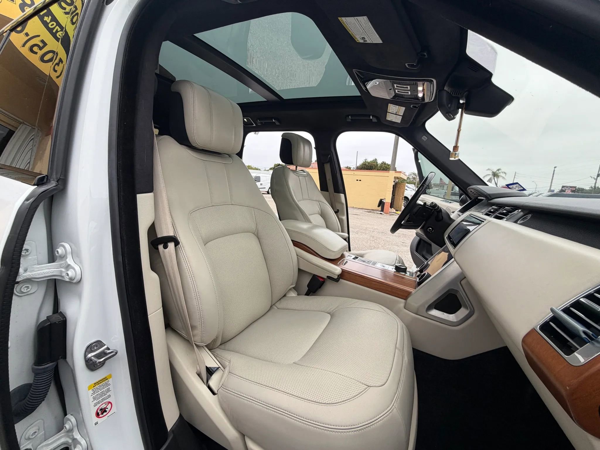 Used 2018 Land Rover Range Rover HSE image 17