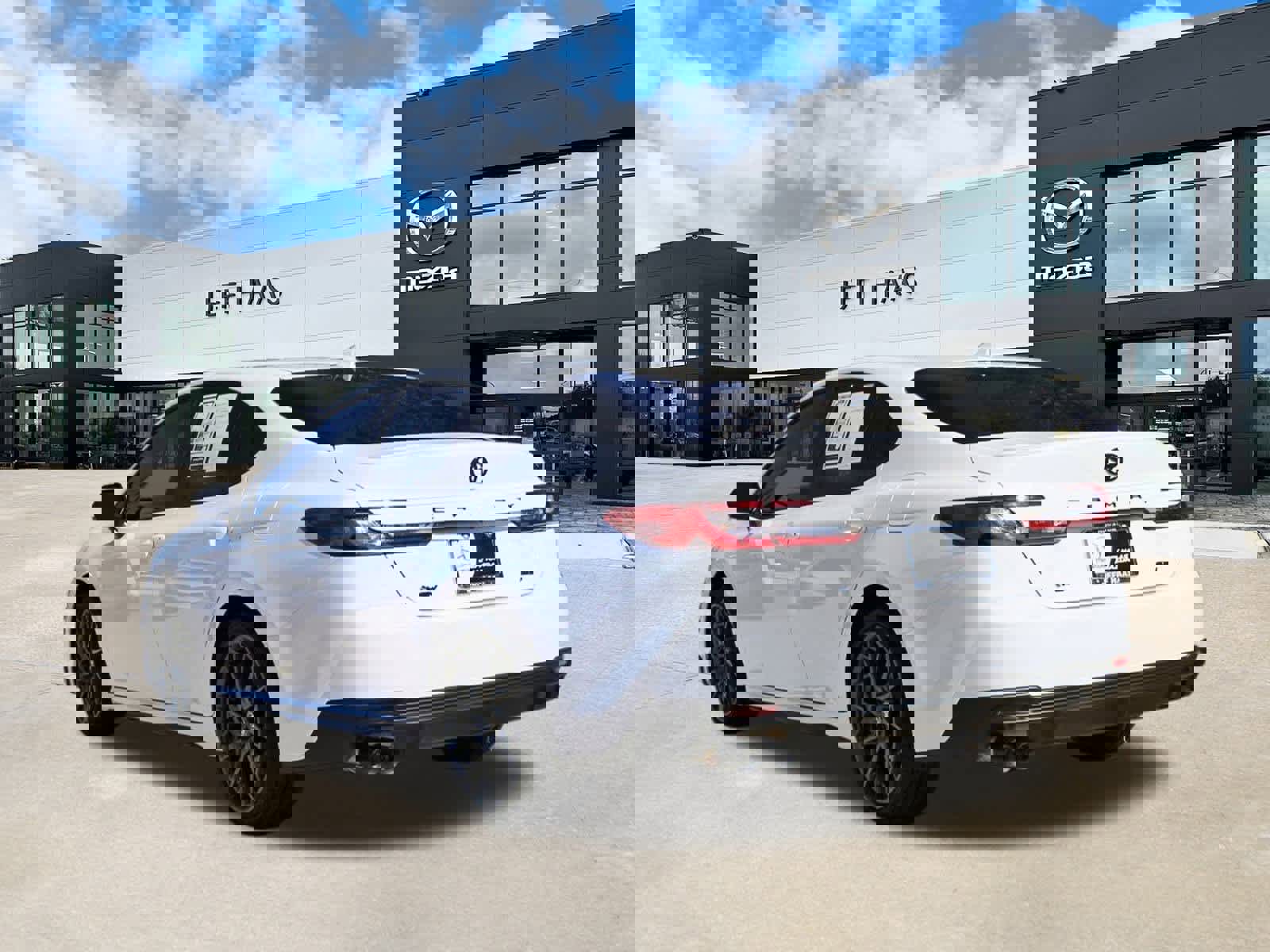 Used 2025 Toyota Camry SE image 2