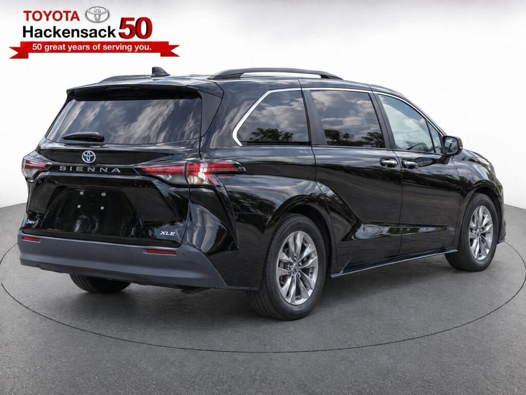 Used 2026 Toyota Sienna XLE FWD image 4
