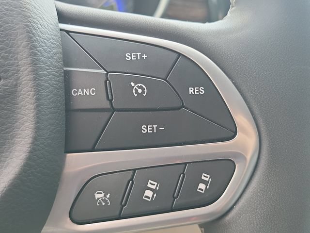 Used 2023 Chrysler Pacifica Limited FWD image 13