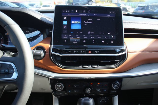 Used 2024 Jeep Compass Limited image 4