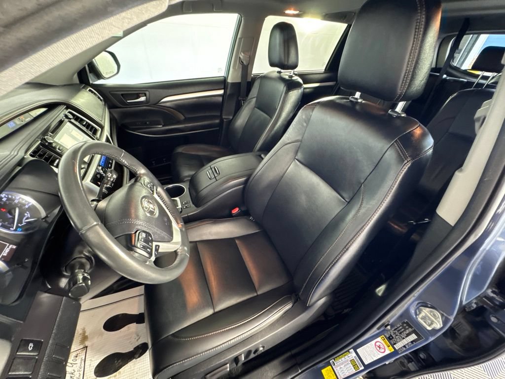 Used 2019 Toyota Highlander XLE AWD/4WD image 30