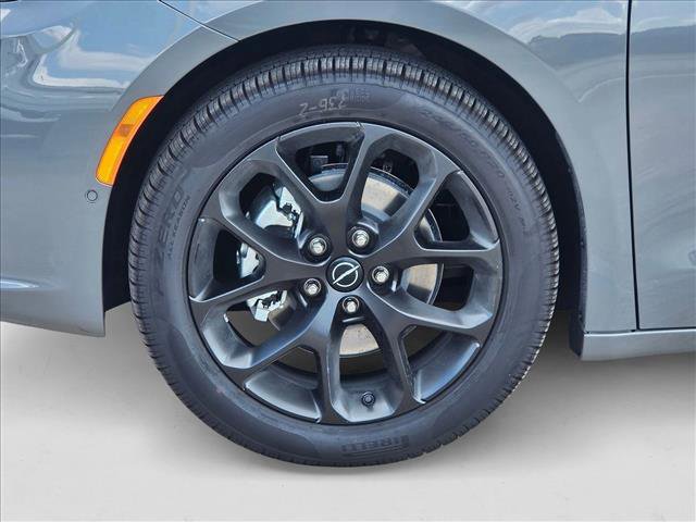 New 2025 Chrysler Pacifica Limited image 17
