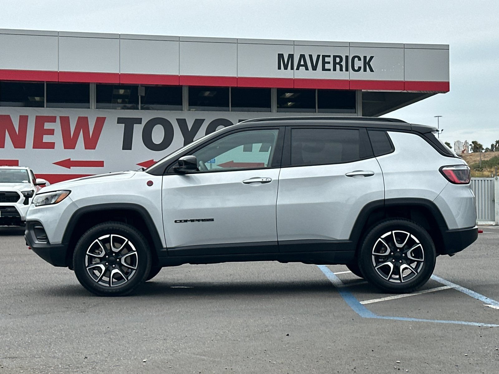 Used 2024 Jeep Compass Trailhawk AWD/4WD image 2