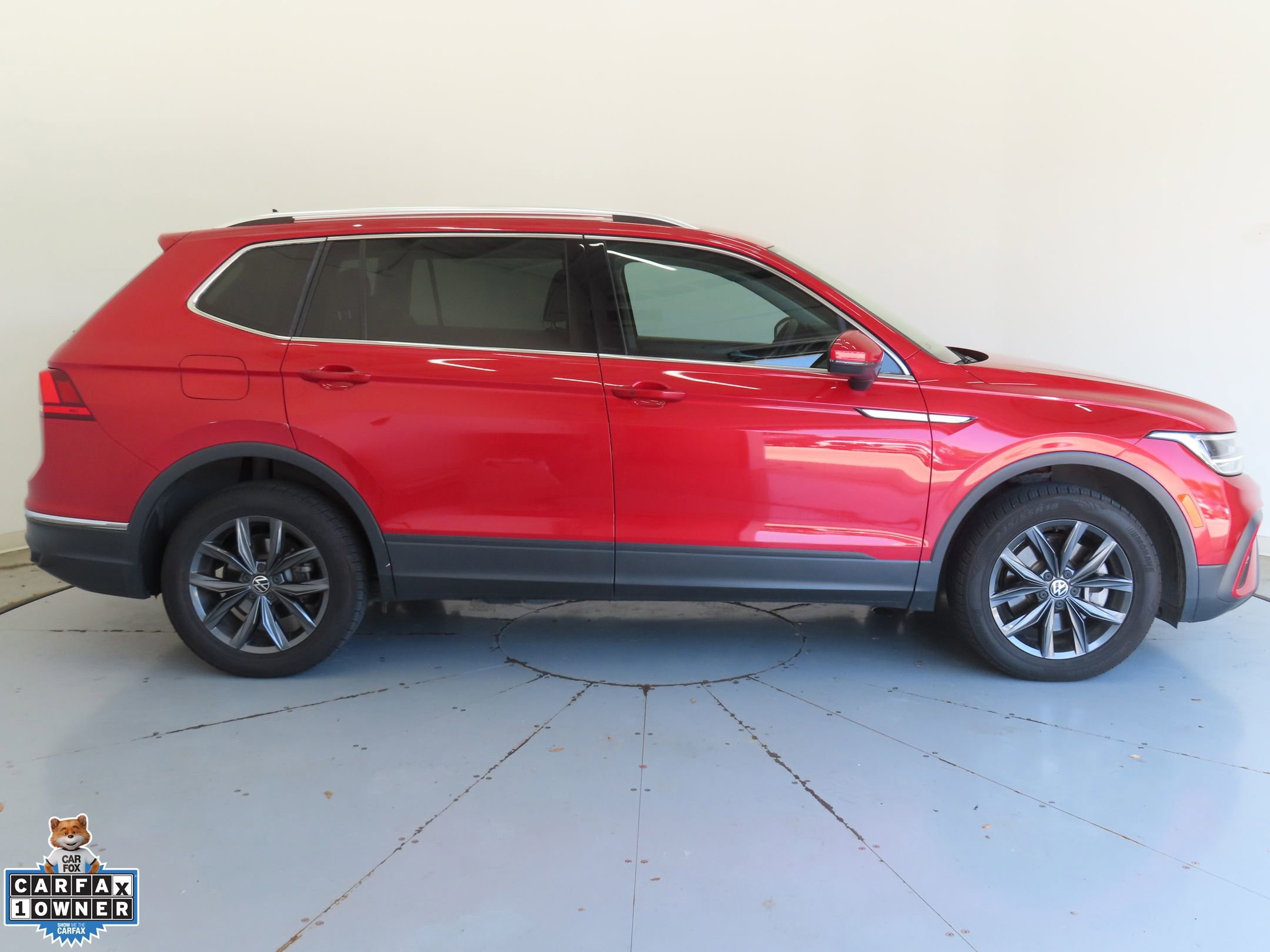 Used 2022 Volkswagen Tiguan SE FWD image 2
