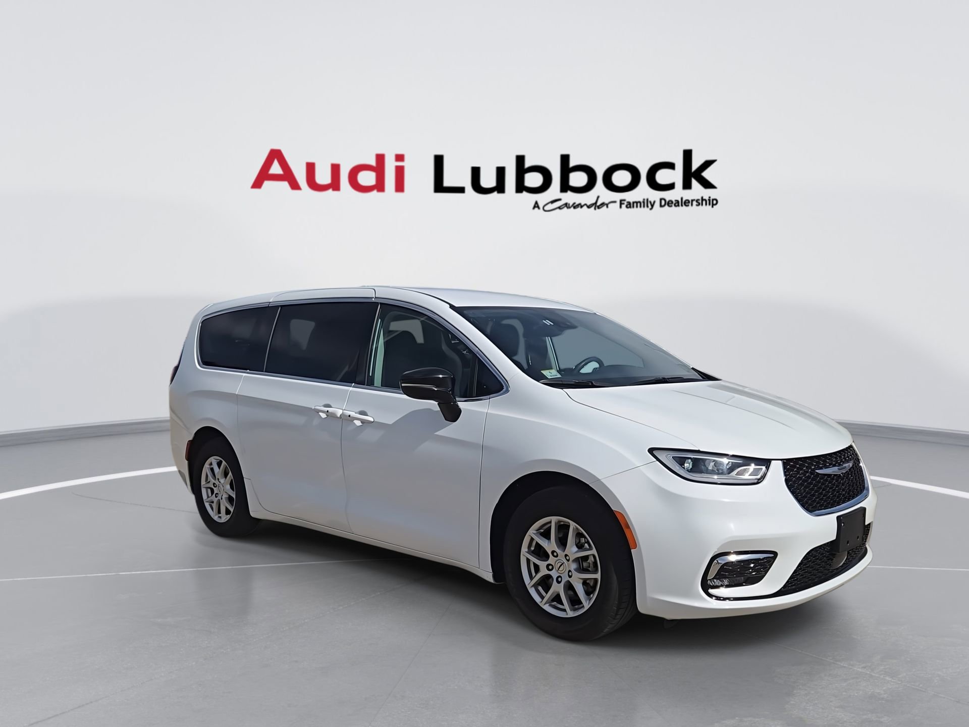 Used 2024 Chrysler Pacifica Touring-L FWD image 2