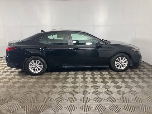 Used 2025 Toyota Camry LE image 3