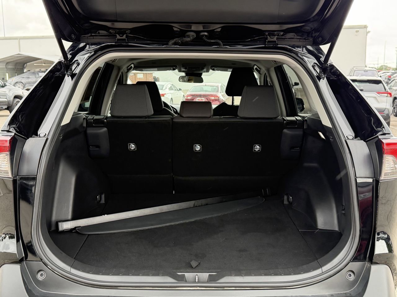 Used 2025 Toyota RAV4 XLE FWD image 33