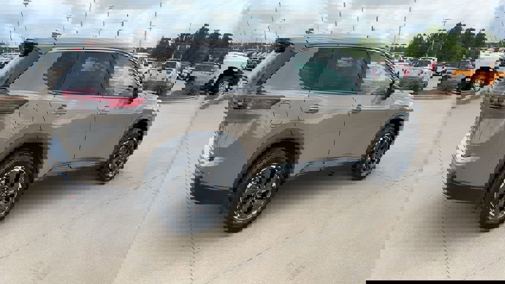 Used 2024 Nissan Rogue SV w/ SV Premium Package image 9