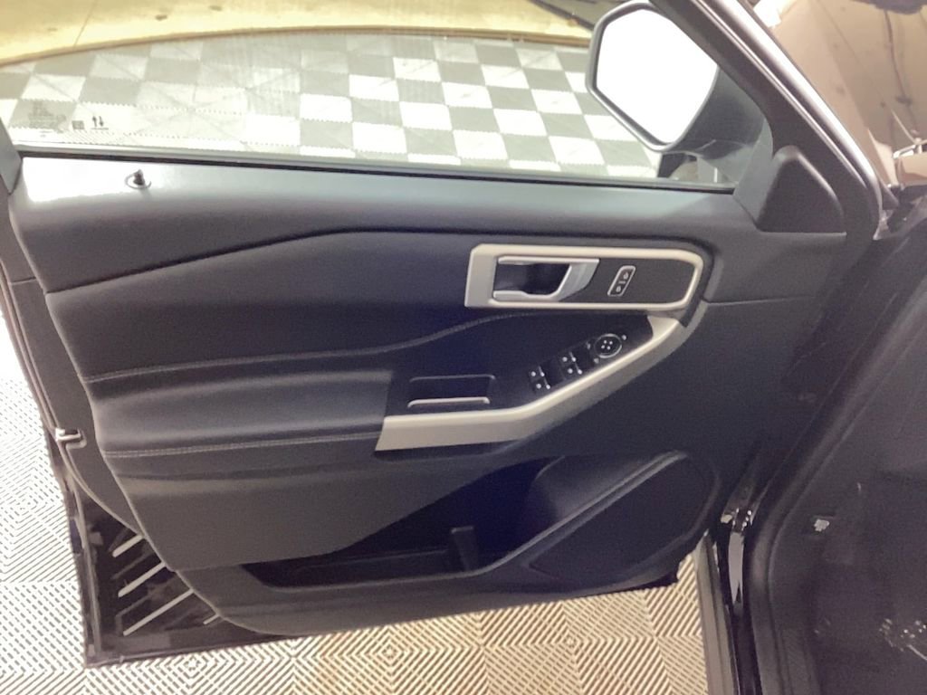 Used 2023 Ford Explorer XLT image 18