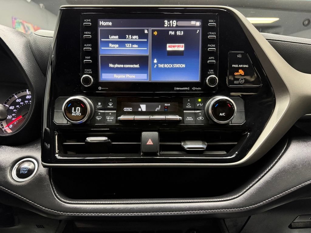 Used 2020 Toyota Highlander LE FWD image 24