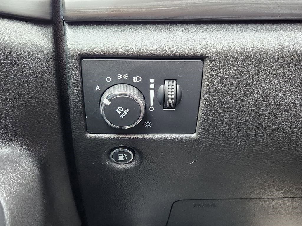 Used 2021 Jeep Grand Cherokee Laredo image 12