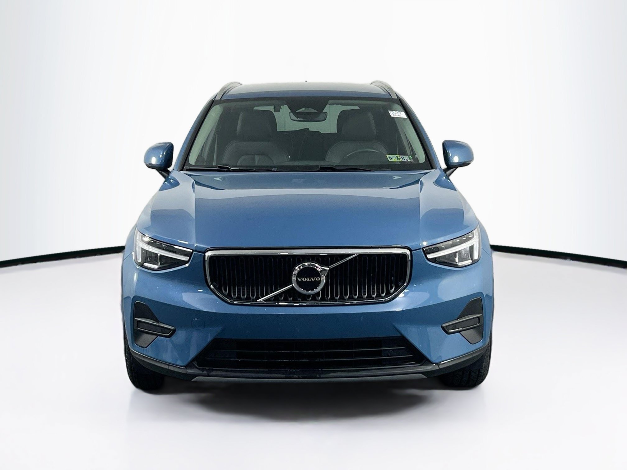 Used 2023 Volvo XC40 B5 Core w/ Convenience Package AWD/4WD image 2