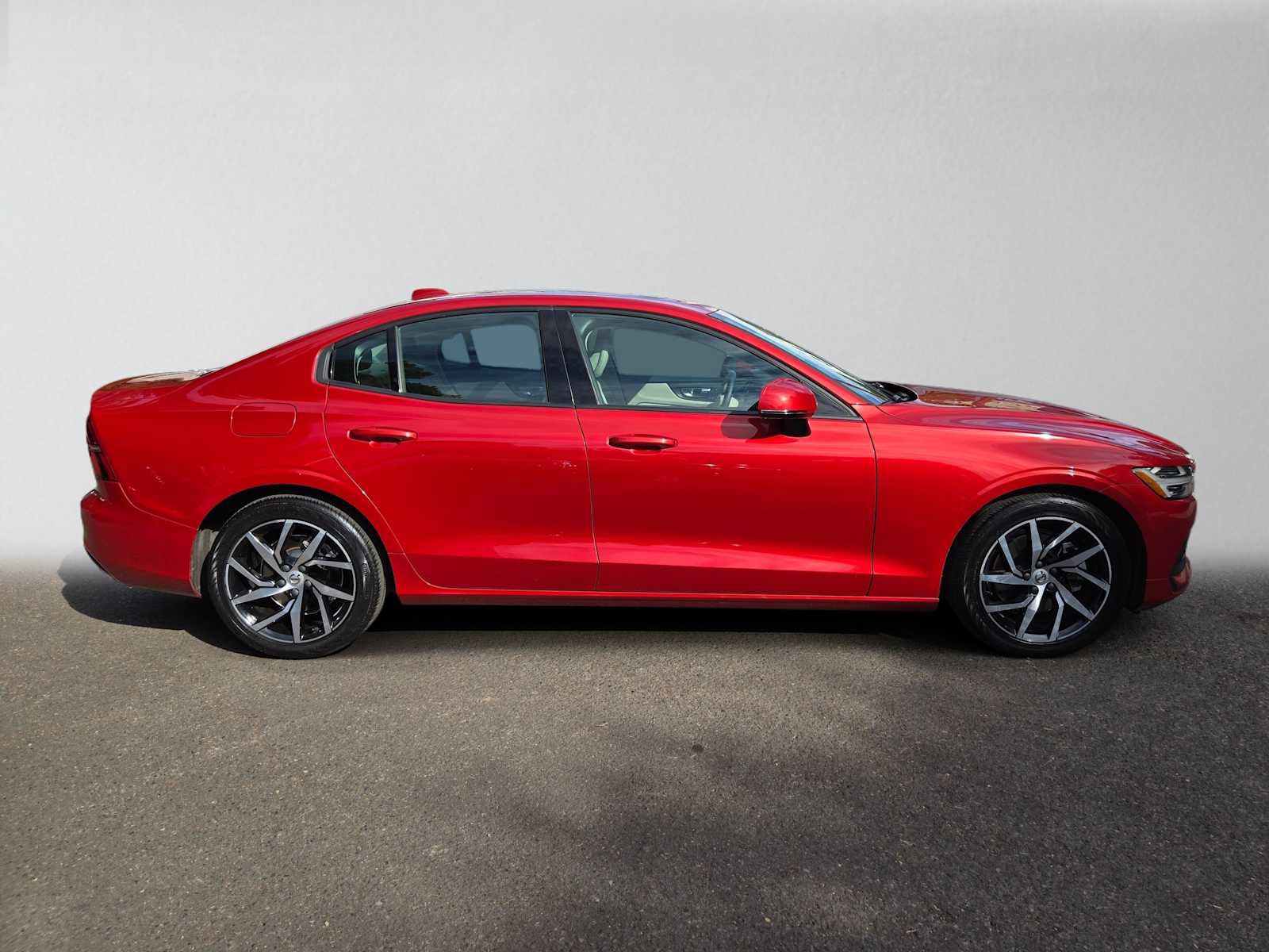 Used 2020 Volvo S60 T5 Momentum w/ Premium Package FWD image 2