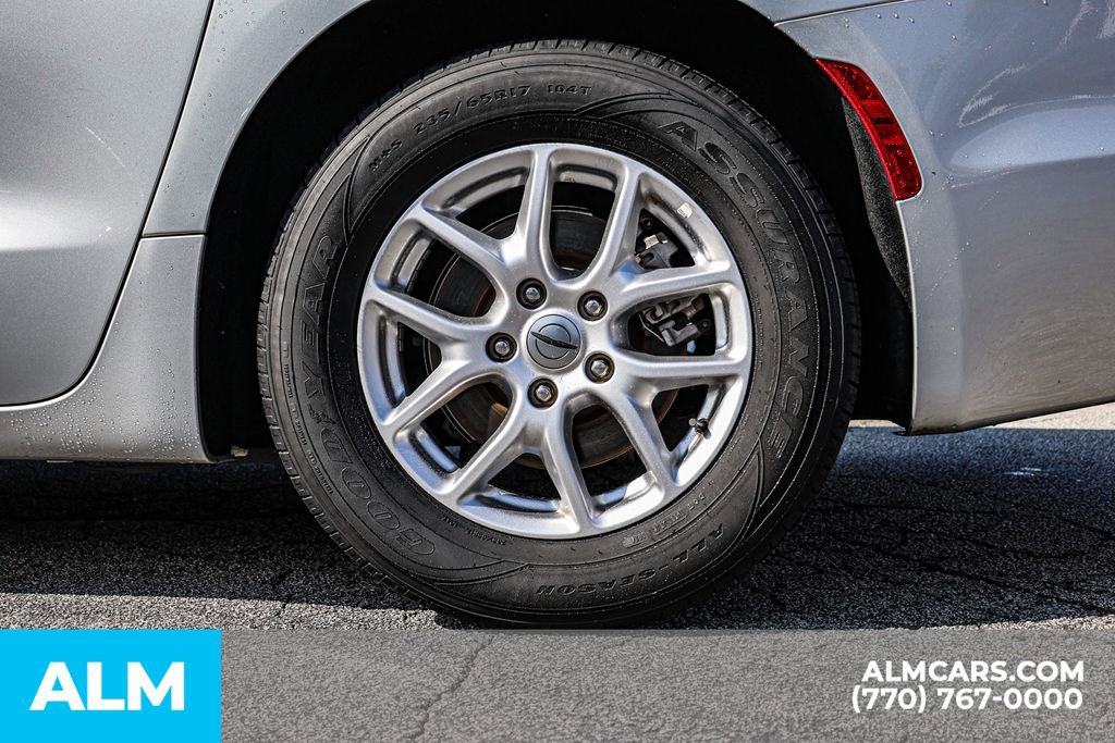 Used 2024 Chrysler Pacifica Touring-L image 18