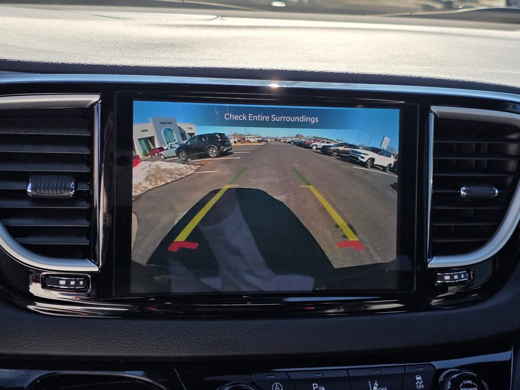 Used 2025 Chrysler Pacifica Select image 21