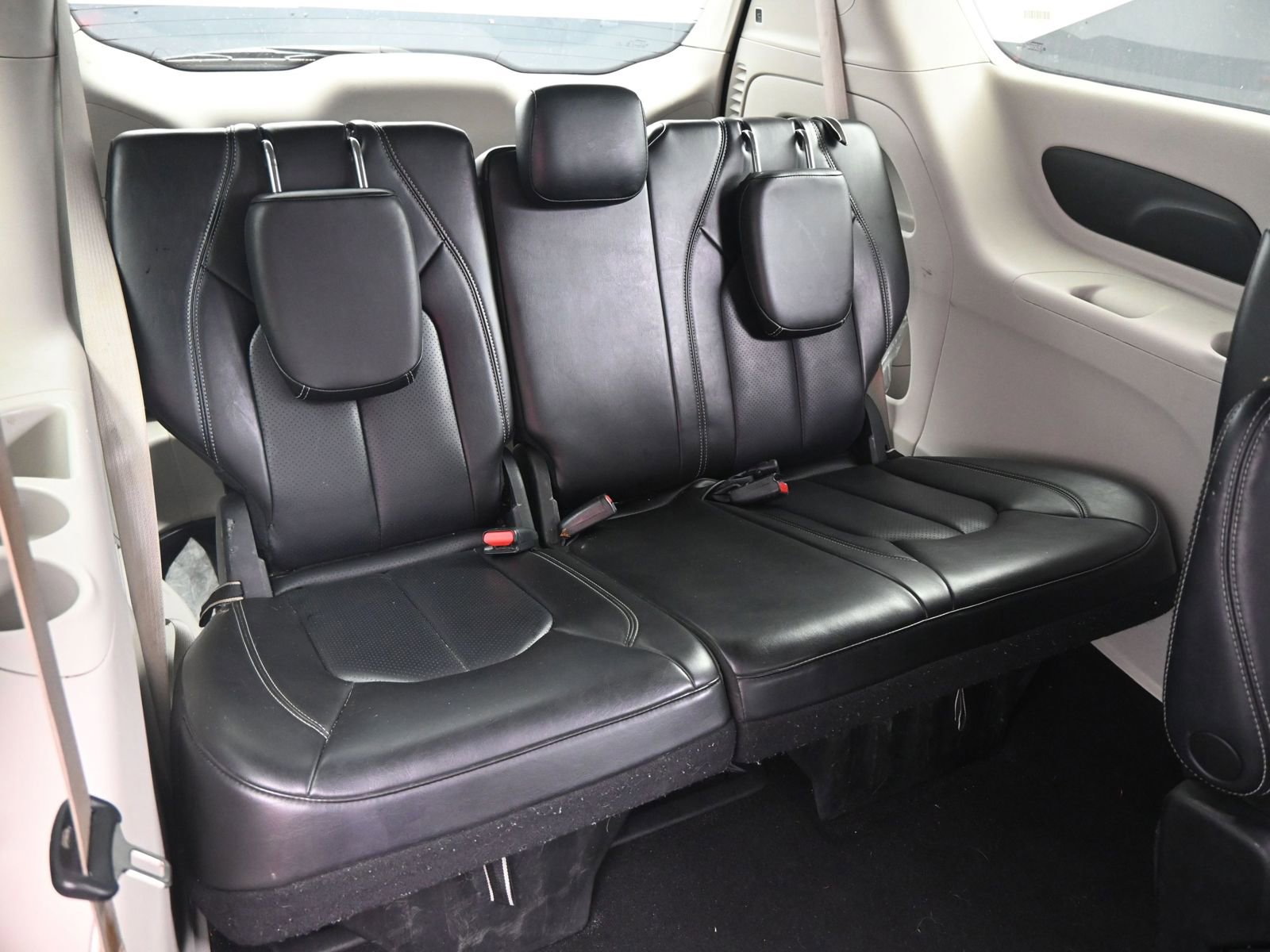 Used 2023 Chrysler Pacifica Touring-L image 16