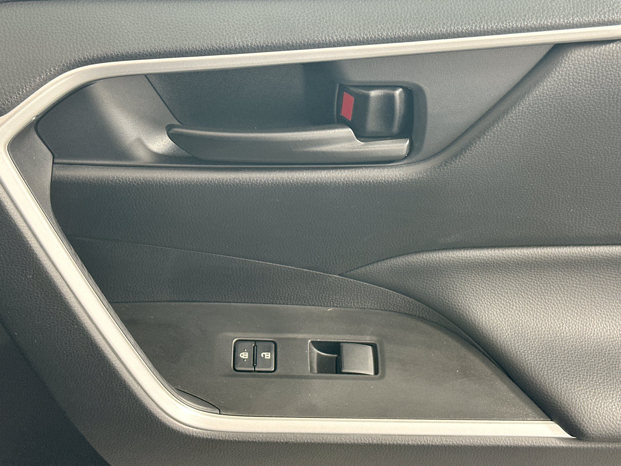 Certified 2025 Toyota RAV4 LE FWD image 28