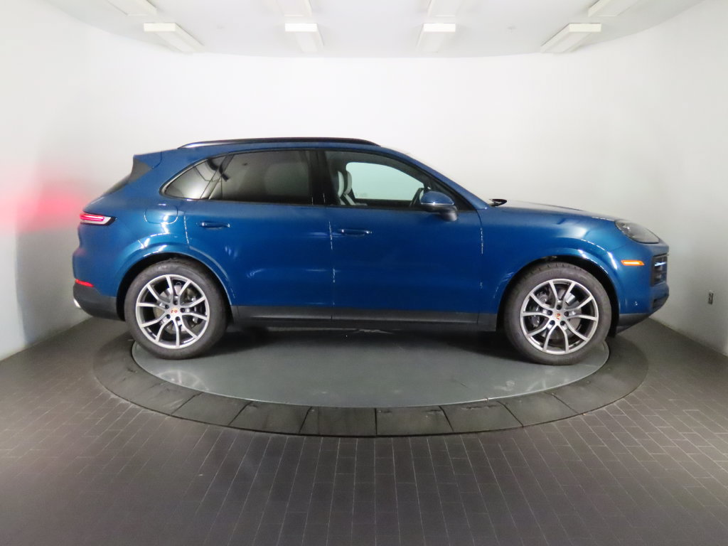 Certified 2025 Porsche Cayenne AWD/4WD image 8