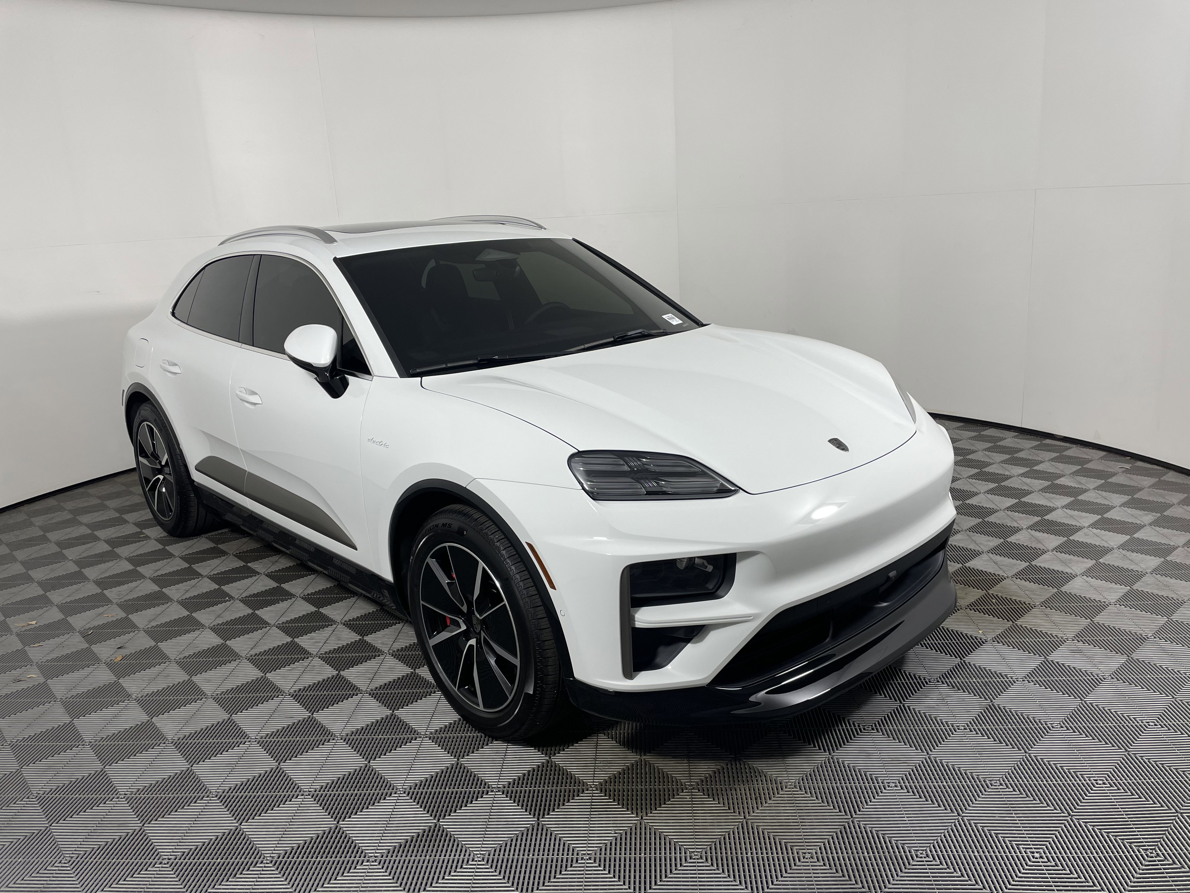 Certified 2025 Porsche Macan Turbo Electric image 9