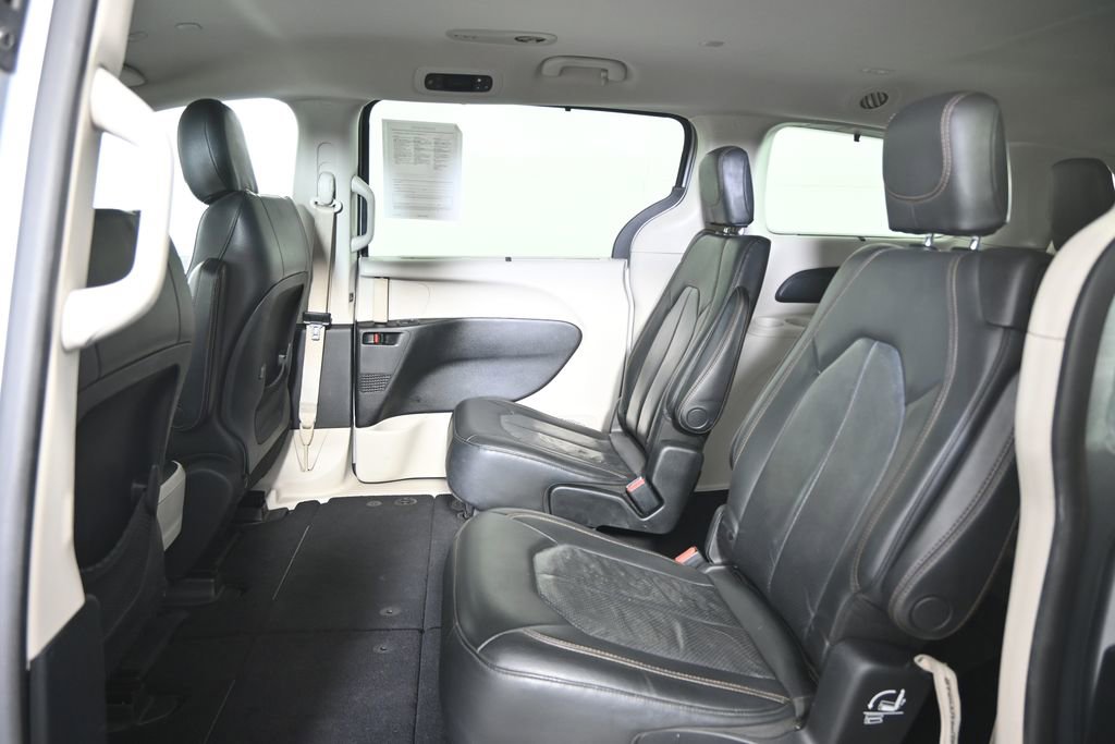Used 2020 Chrysler Pacifica Touring-L image 19