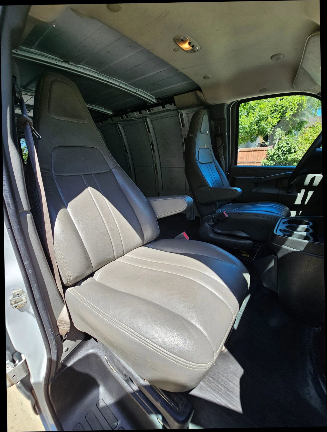 Used 2018 Chevrolet Express 2500 Extended image 26