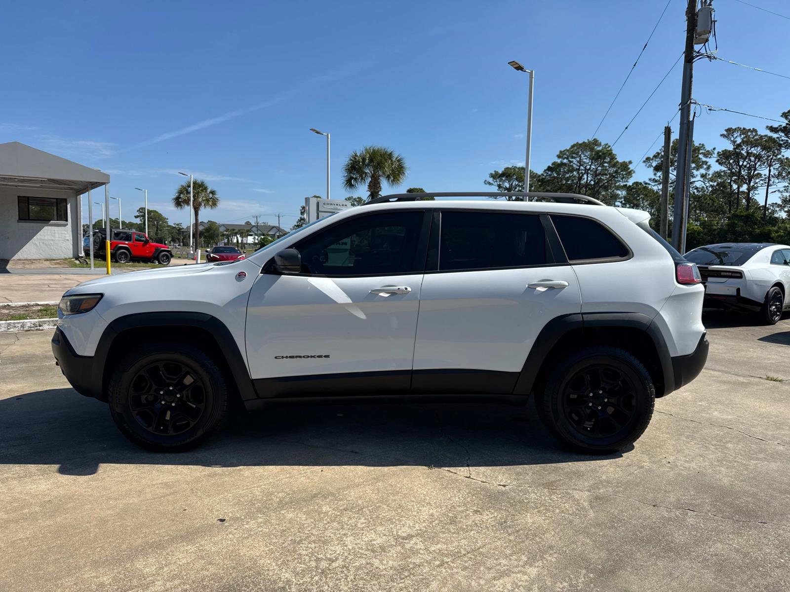 Used 2019 Jeep Cherokee Trailhawk AWD/4WD image 6