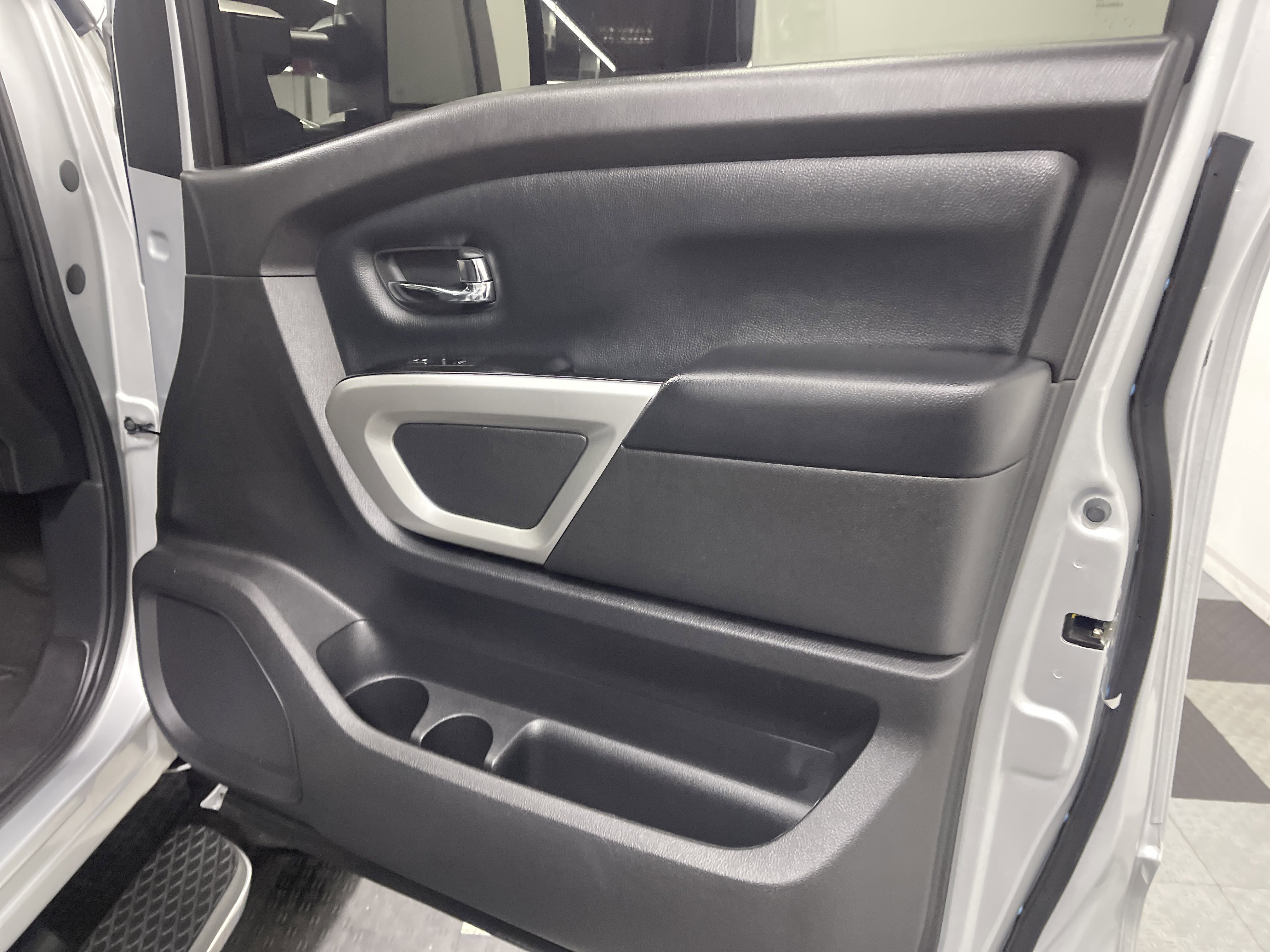 Used 2018 Nissan Titan SV w/ SV Convenience Package AWD/4WD image 23
