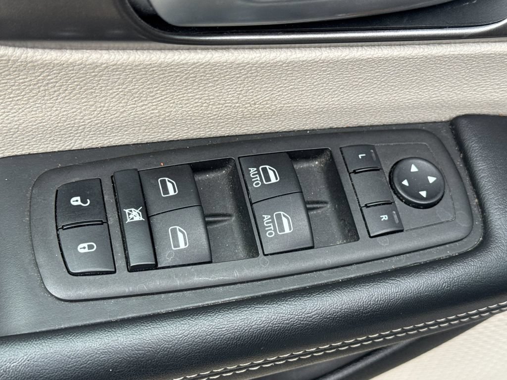 Used 2023 Chrysler Pacifica Touring-L FWD image 11
