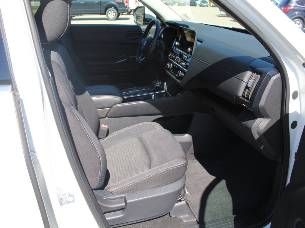Used 2023 Nissan Pathfinder SV image 15