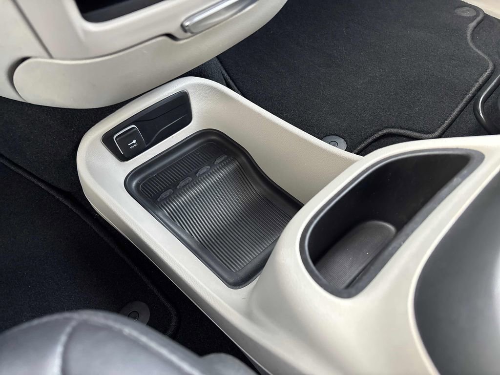 Used 2024 Chrysler Pacifica Touring-L image 29