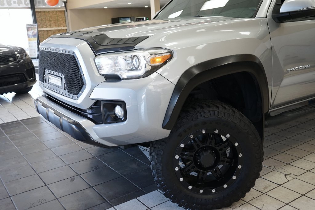 Used 2018 Toyota Tacoma TRD Off-Road w/ Technology Package AWD/4WD image 21